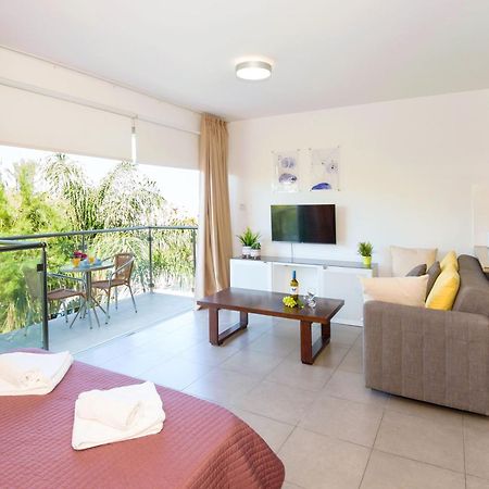 Lucile - Coralli Beachfront Apartment Paralimni Eksteriør billede