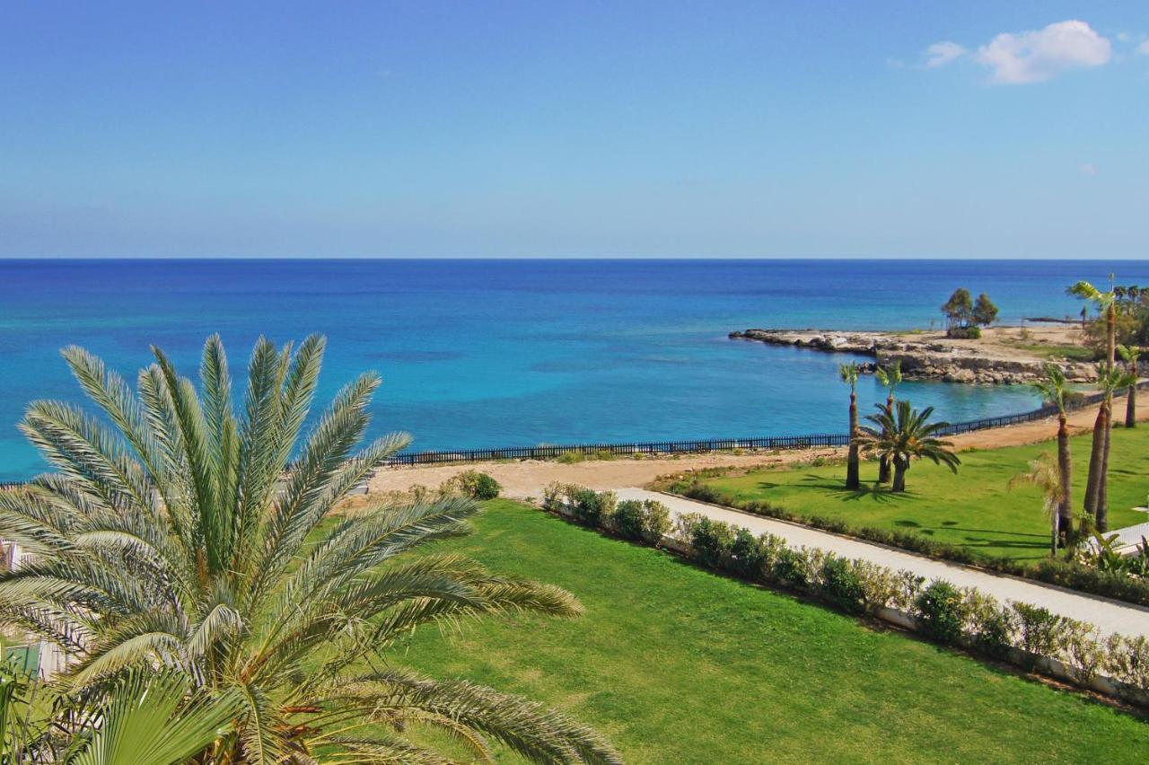 Lucile - Coralli Beachfront Apartment Paralimni Eksteriør billede