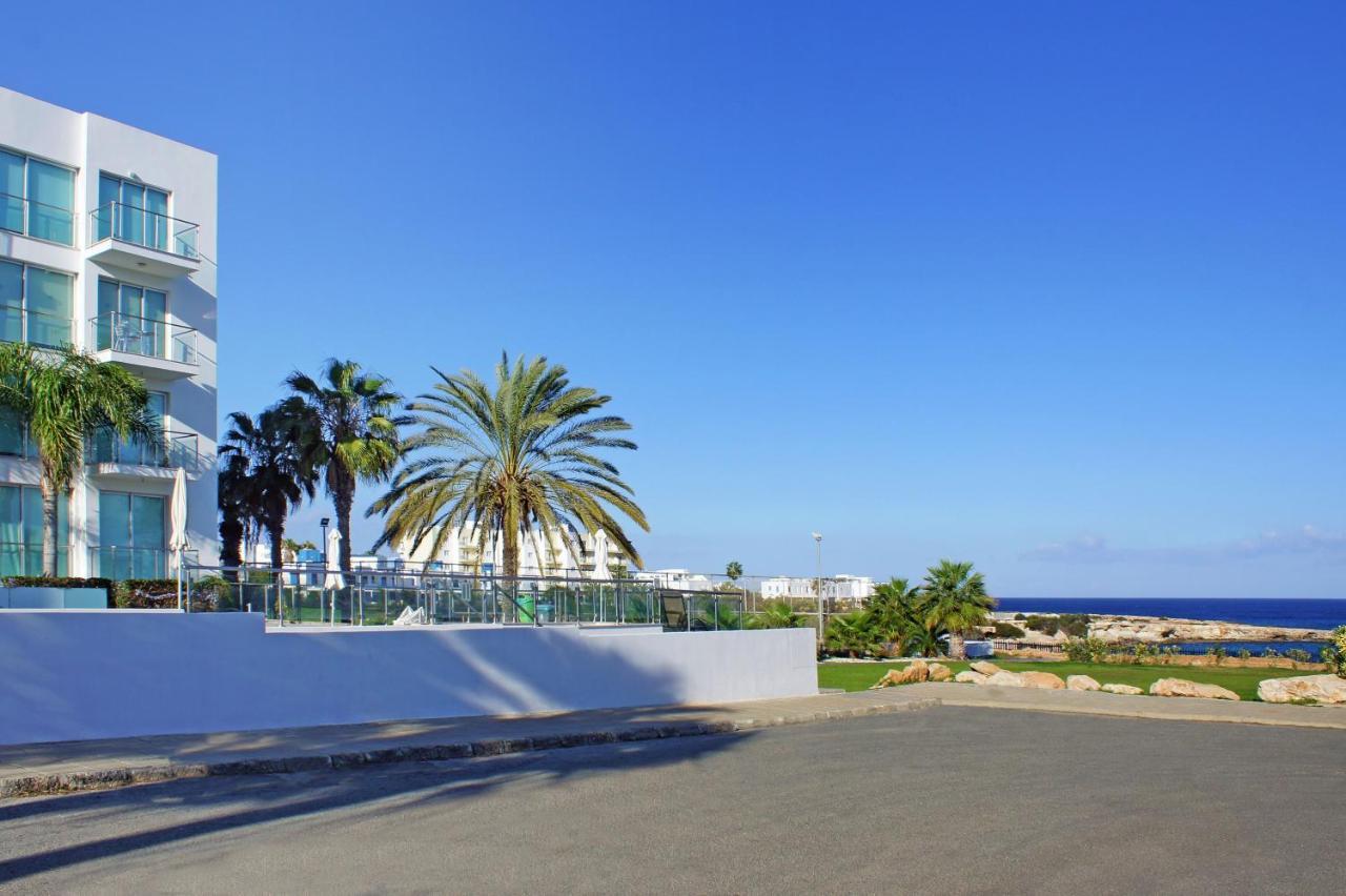 Lucile - Coralli Beachfront Apartment Paralimni Eksteriør billede