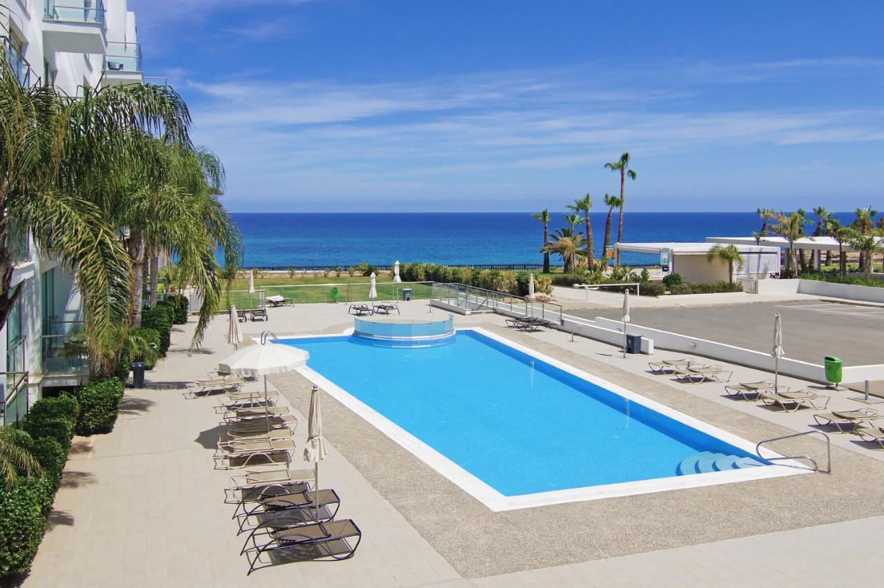 Lucile - Coralli Beachfront Apartment Paralimni Eksteriør billede