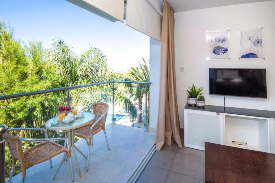 Lucile - Coralli Beachfront Apartment Paralimni Eksteriør billede