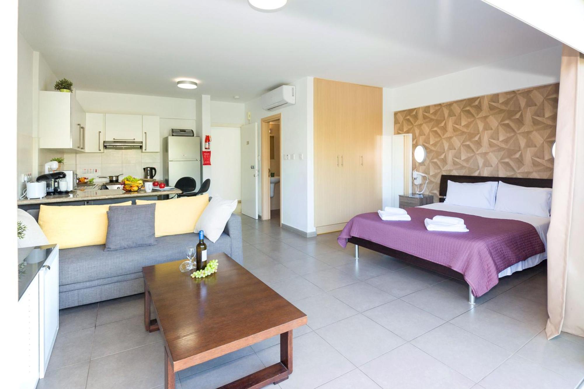 Lucile - Coralli Beachfront Apartment Paralimni Eksteriør billede
