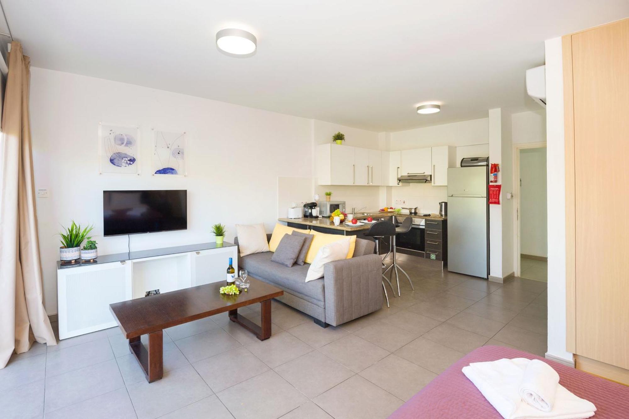 Lucile - Coralli Beachfront Apartment Paralimni Eksteriør billede
