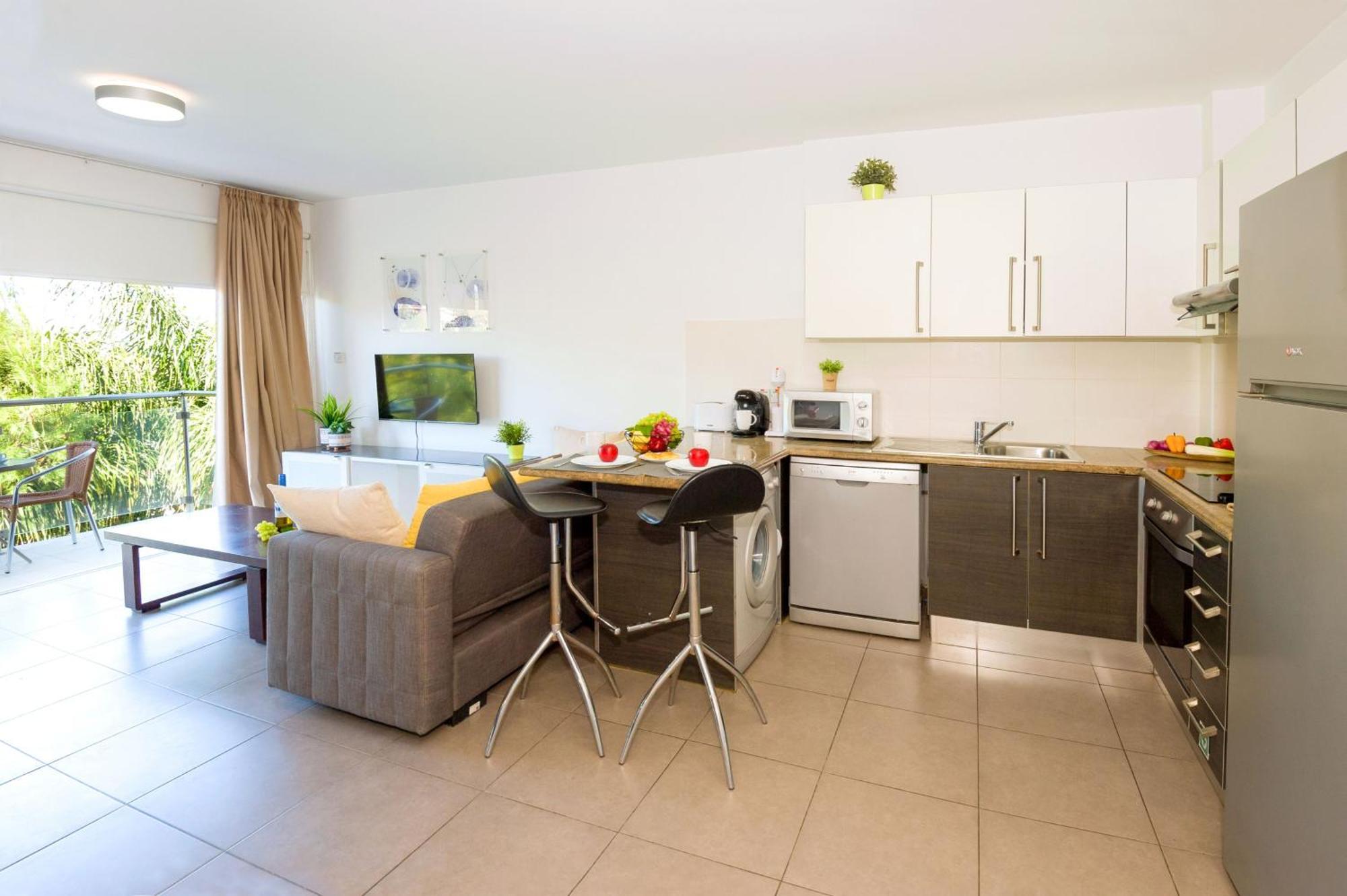 Lucile - Coralli Beachfront Apartment Paralimni Eksteriør billede