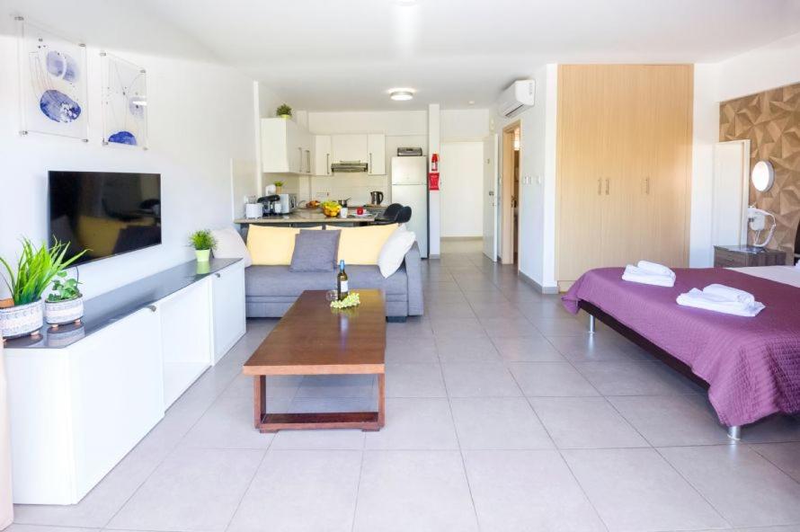 Lucile - Coralli Beachfront Apartment Paralimni Eksteriør billede