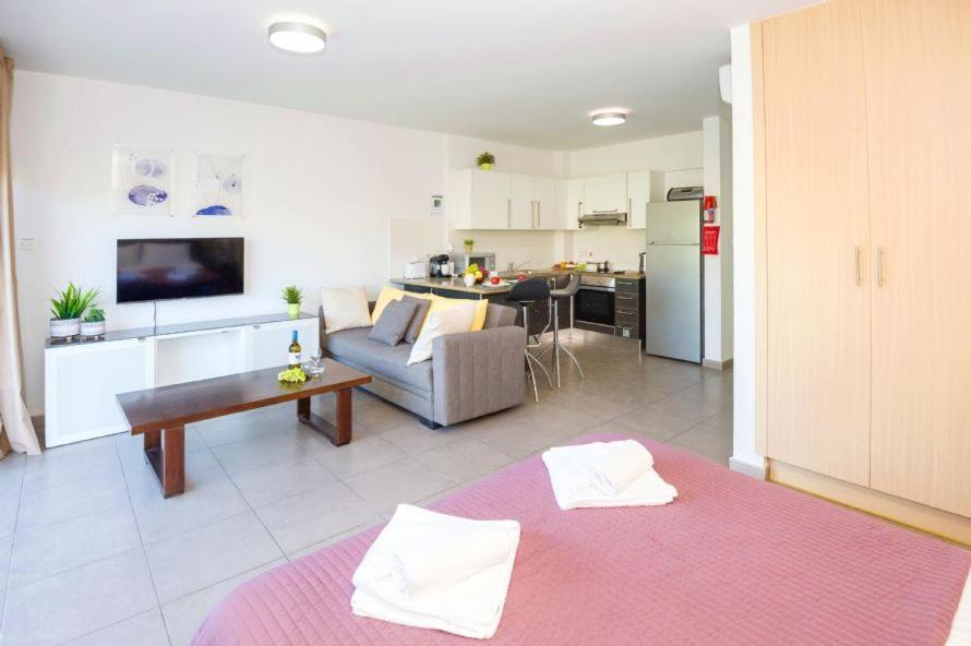 Lucile - Coralli Beachfront Apartment Paralimni Eksteriør billede