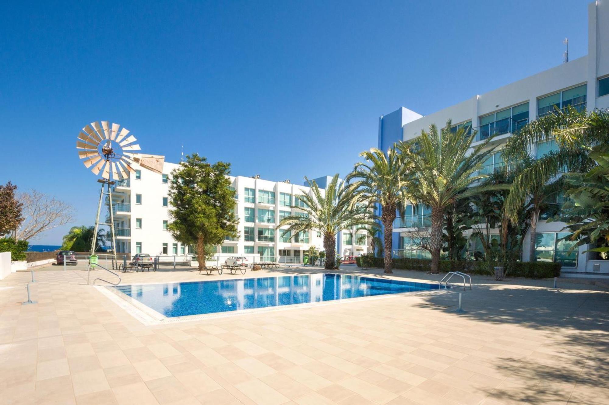 Lucile - Coralli Beachfront Apartment Paralimni Eksteriør billede