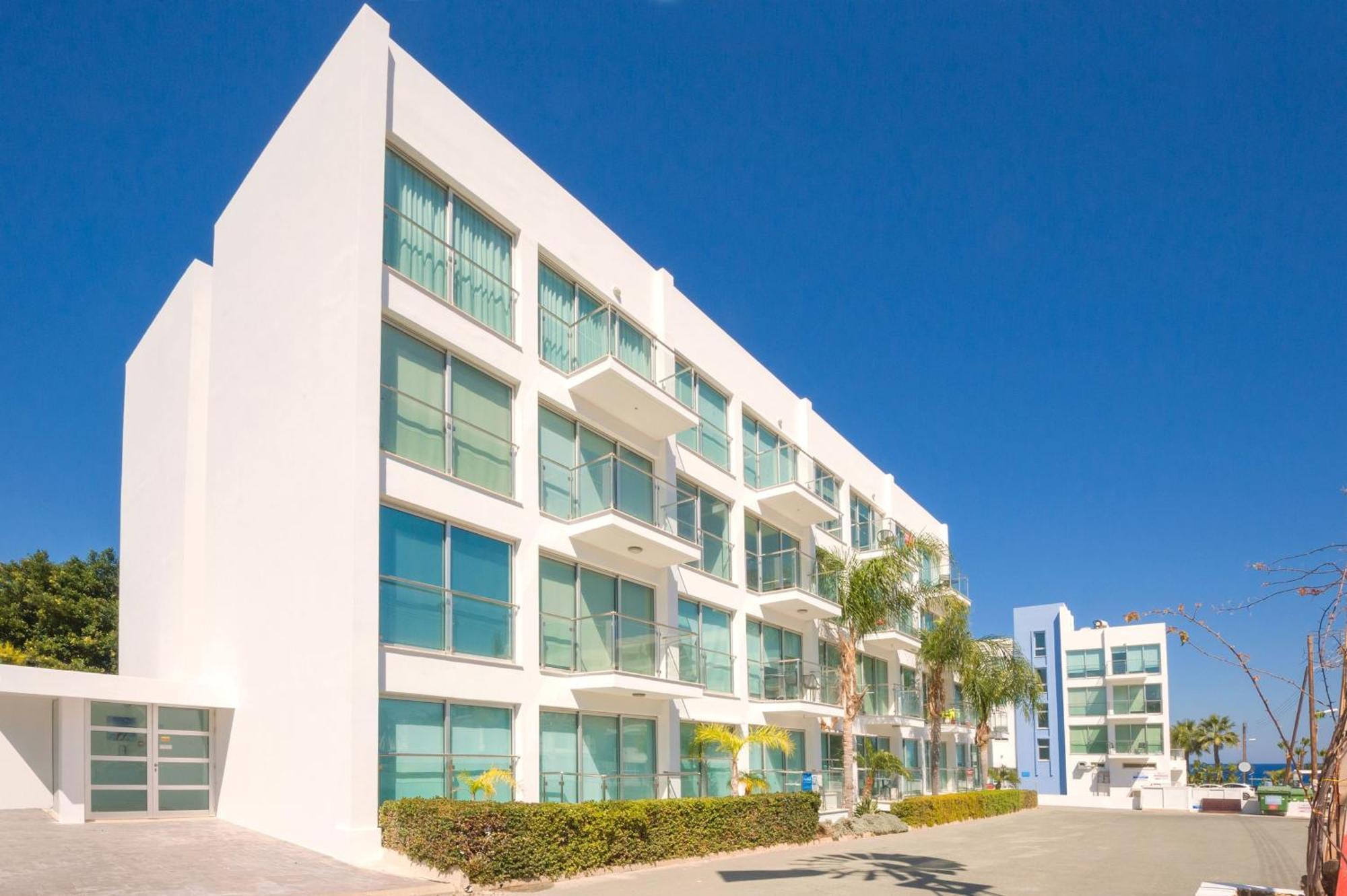 Lucile - Coralli Beachfront Apartment Paralimni Eksteriør billede