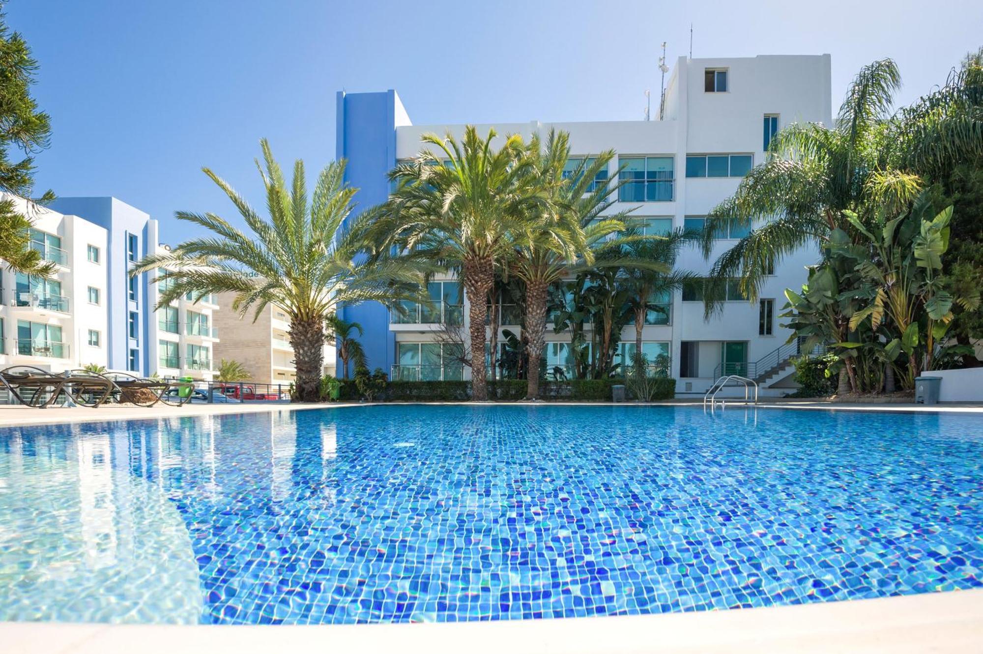 Lucile - Coralli Beachfront Apartment Paralimni Eksteriør billede