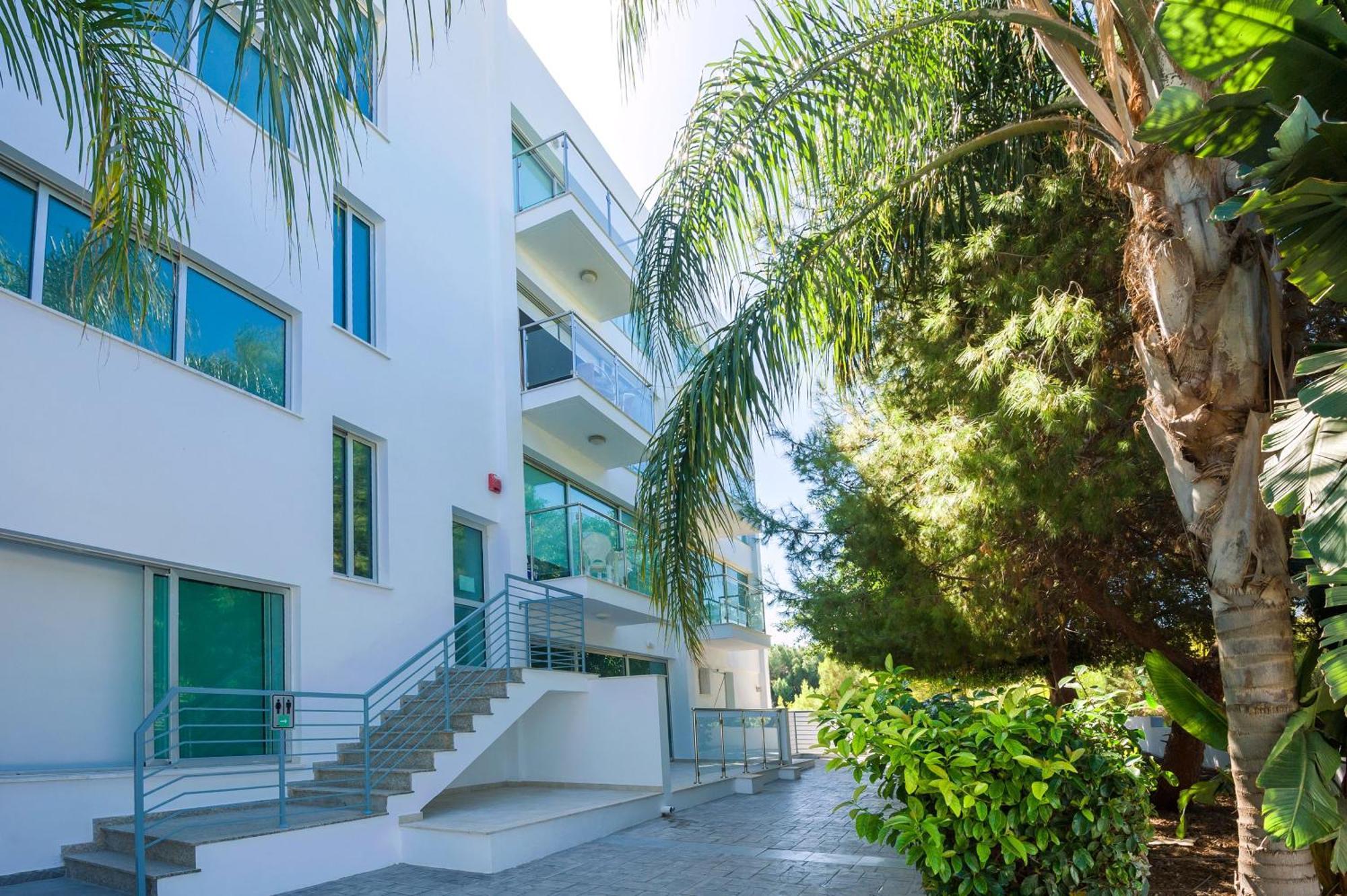 Lucile - Coralli Beachfront Apartment Paralimni Eksteriør billede
