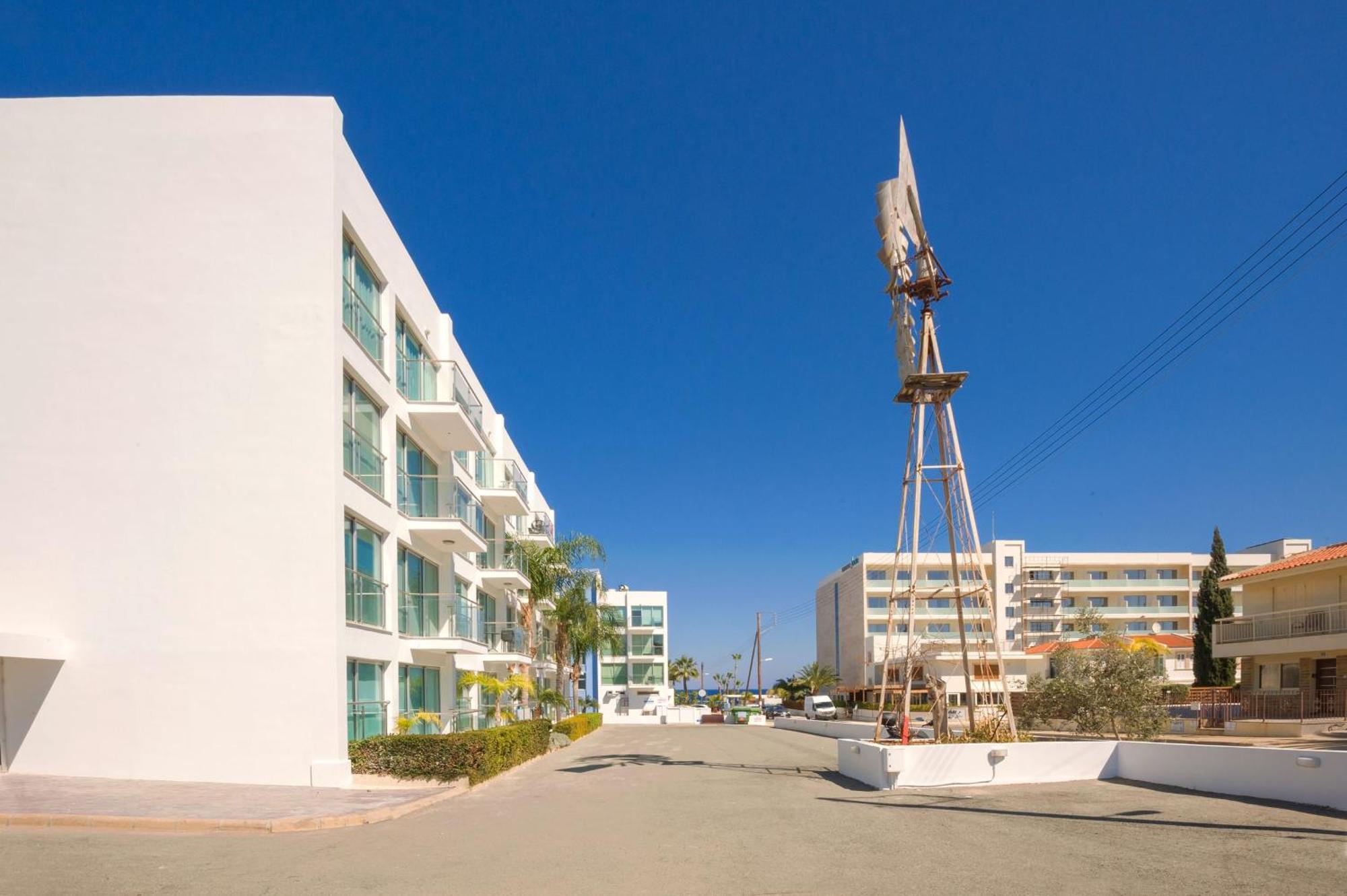 Lucile - Coralli Beachfront Apartment Paralimni Eksteriør billede