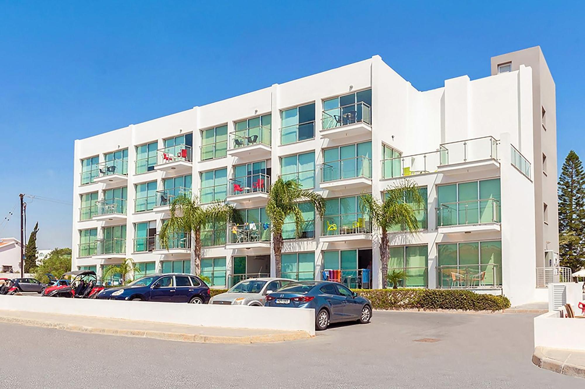 Lucile - Coralli Beachfront Apartment Paralimni Eksteriør billede