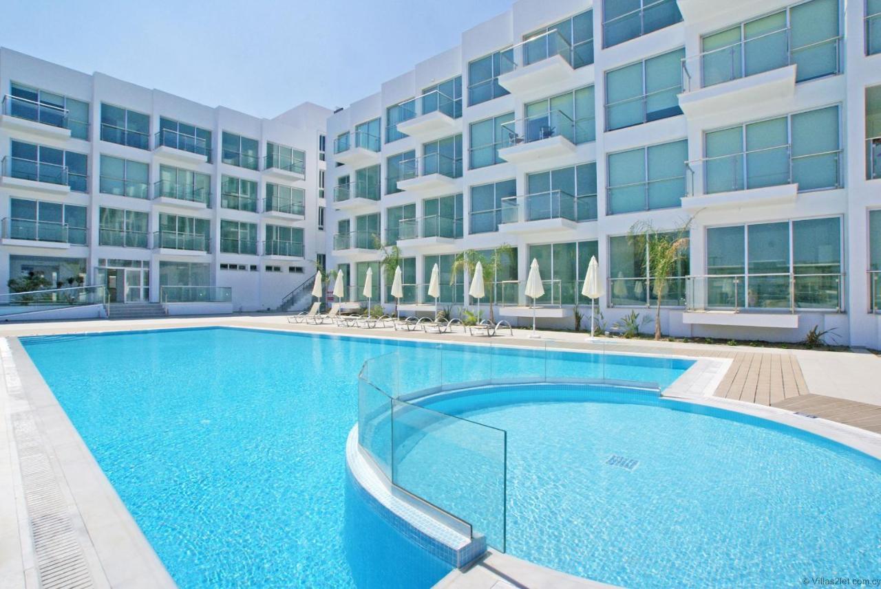 Lucile - Coralli Beachfront Apartment Paralimni Eksteriør billede